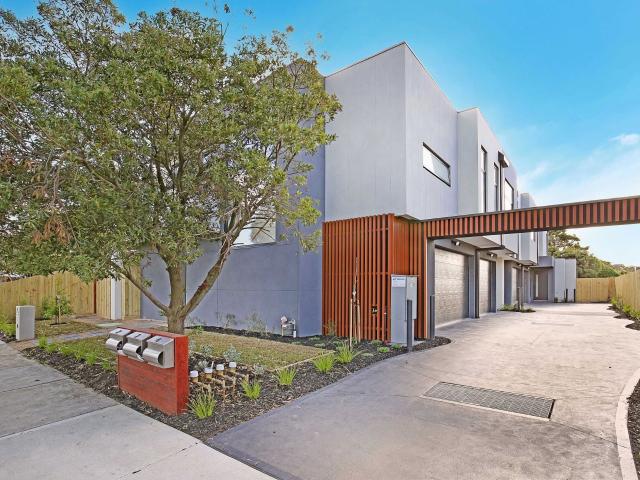 Townhouse for Lease in Heidelberg West – Perfectly Positioned for Convenience and Comfort!