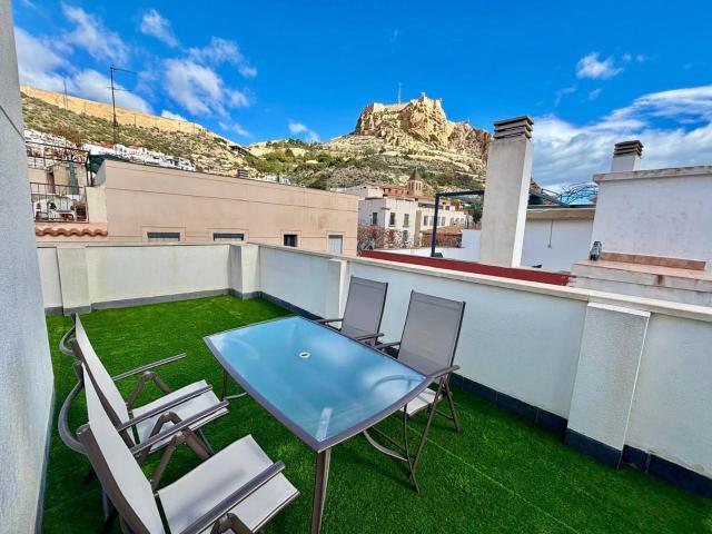 Townhouse for rent in Casco Antiguo Sant Cruz Ayuntamiento, Alicante / Alacant city, Alicante