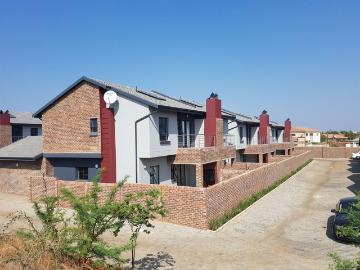 Townhouse For Rent in Azima View, Doornpoort! Simplistic and beautiful ultra modern design!
