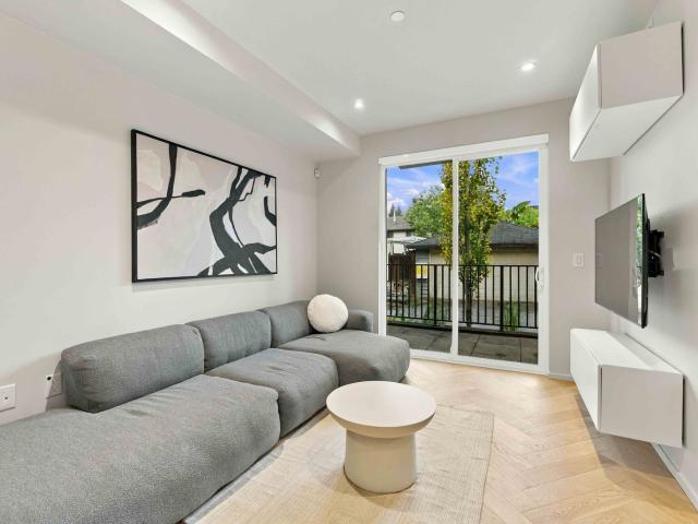 Townhouse For Rent in Oakridge VW, Vancouver West