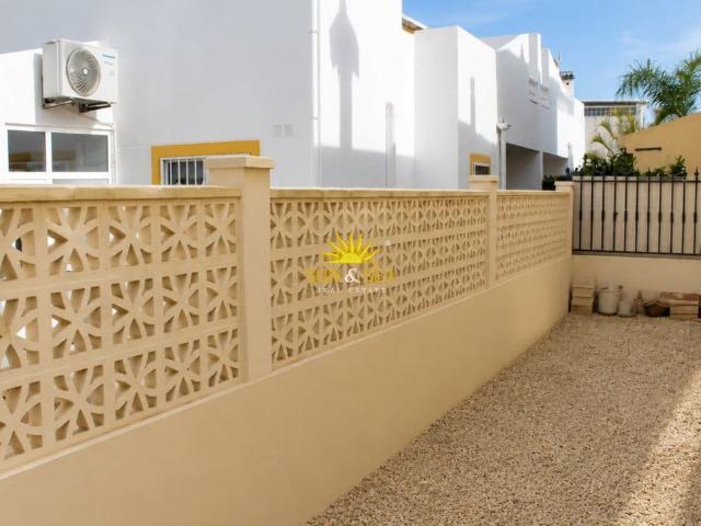 Townhouse for rent in Los Balcones, Alicante