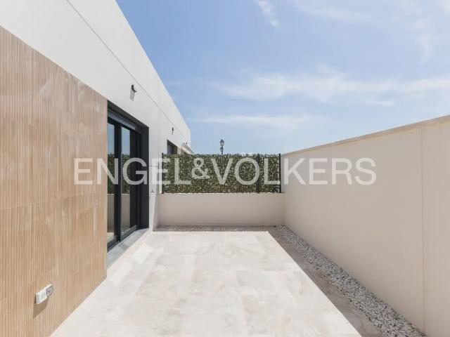 Townhouse for rent in Serra, Valencia