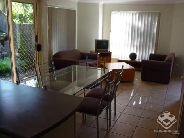Townhouse For Rent in Sunnybank Prime Location · Modern Comfort