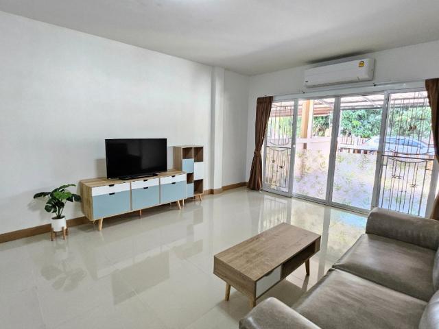 Townhouse เฟอร์ครบ ตัวเมืองศรีราชา ใกล้แหลมฉบัง ให้เช่า ริมถนน เก้ากิโล หมู่บ้าน Park village ใกล้ตึกคอมศรีราชา 3 km ใกล้นิคมแหลมฉบัง.10 km