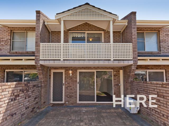 Townhouse in 2/214 Carr Place, LEEDERVILLE WA 6007