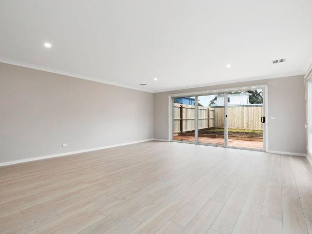 Townhouse in Court Location!
