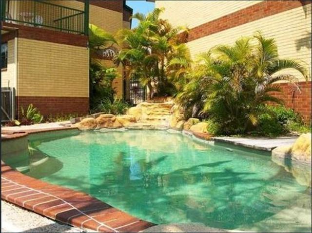 Townhouse in complex with pool