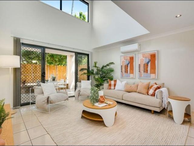 Townhouse in a Quiet, Convenient Location