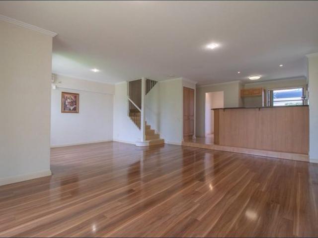 Townhouse in great location Parking for FOUR cars Walk to CBus Stadium and Robina Town Centre