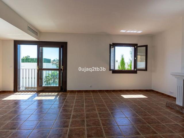 Townhouse in El Paraiso