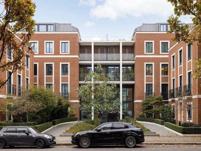 Townhouse in Henry Moore Court, Chelsea SW3