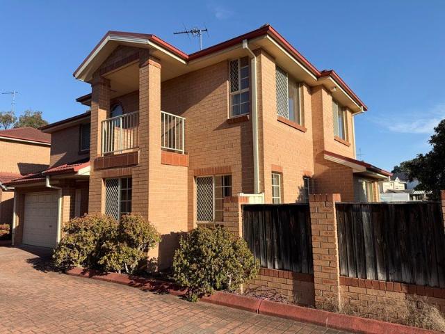Townhouse In Ideal Location!