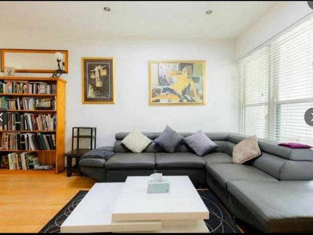 Townhouse in Leafy Saint James Estate Hawthorn
