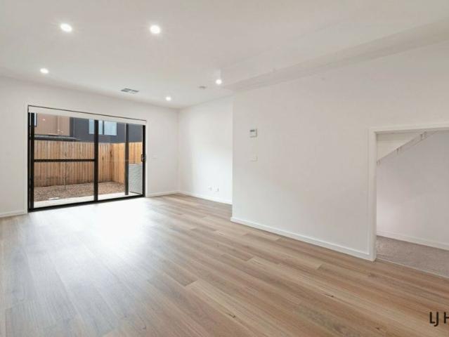 Townhouse in Millie complex!