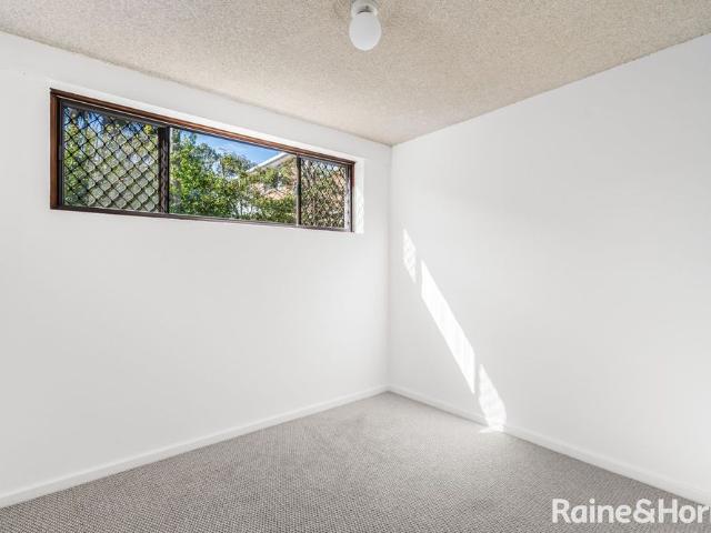 Townhouse In Sought After Location