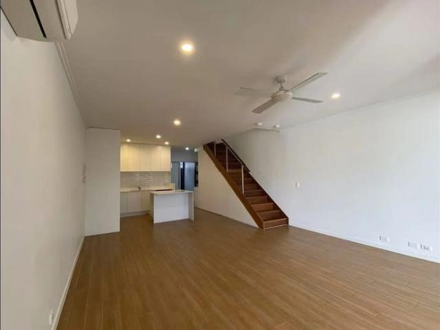 Townhouse in Prime Robina Location Beside Greenheart Park with water view