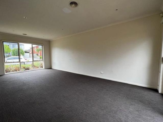Townhouse in Prime Watergardens Location!