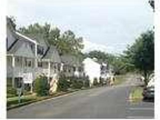 Townhouse in quiet area, spacious with big kitchen. Pet OK!