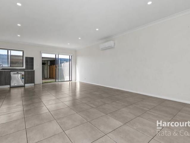 Townhouse In the Heart of Mickleham!