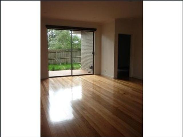 Townhouse In The Heart Of Mooroolbark