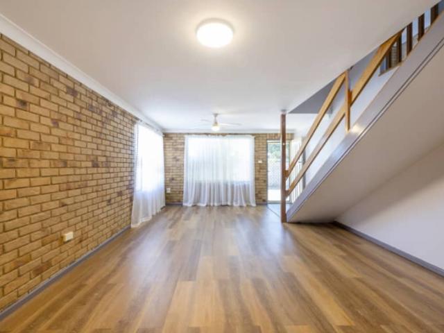 TOWNHOUSE IN THE HEART OF TOWN!