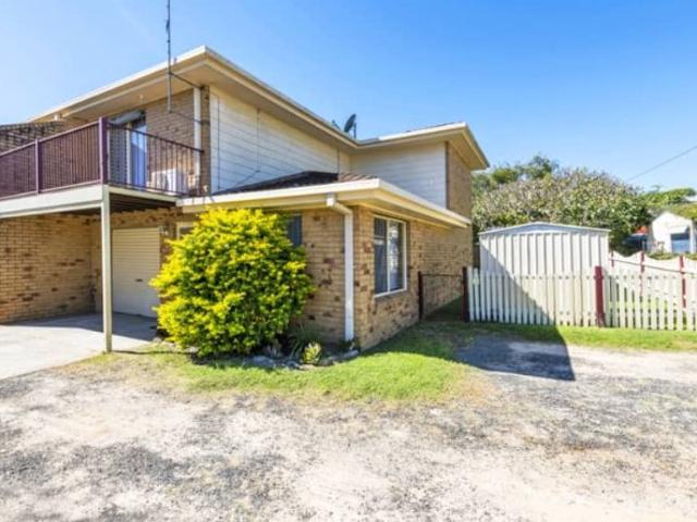TOWNHOUSE IN THE HEART OF TOWN!