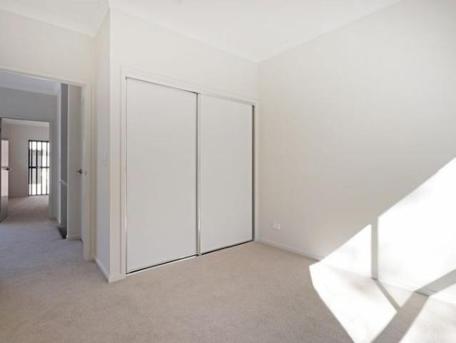 TOWNHOUSE ON CENTRAL DRIVE OVERLOOKING BUSHLAND