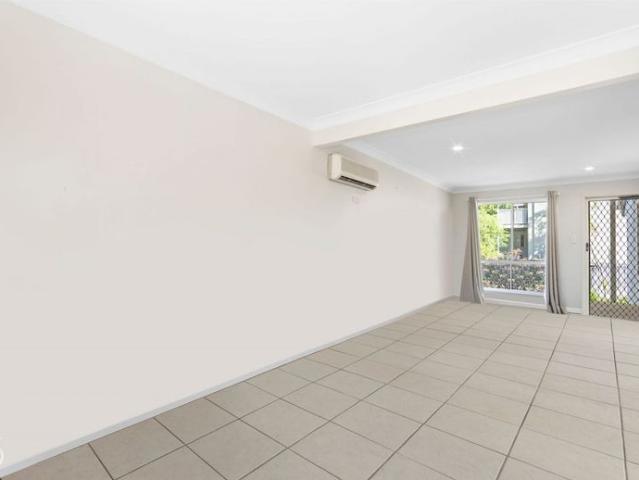 Townhouse located in a quiet pocket in Mitchelton