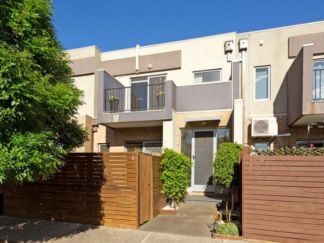 Townhouse Living Close to Everything