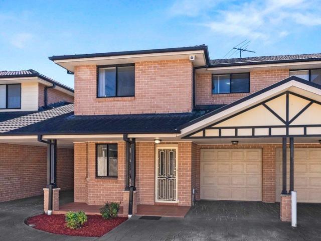 TOWNHOUSE LIVING, FABULOUS LOCATION