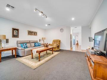 Townhouse Living in Fantastic Location!