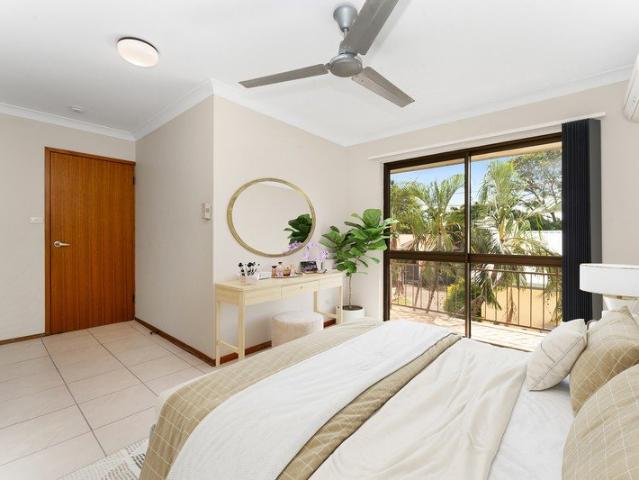 TOWNHOUSE LIVING IN THE HEART OF HERMIT PARK