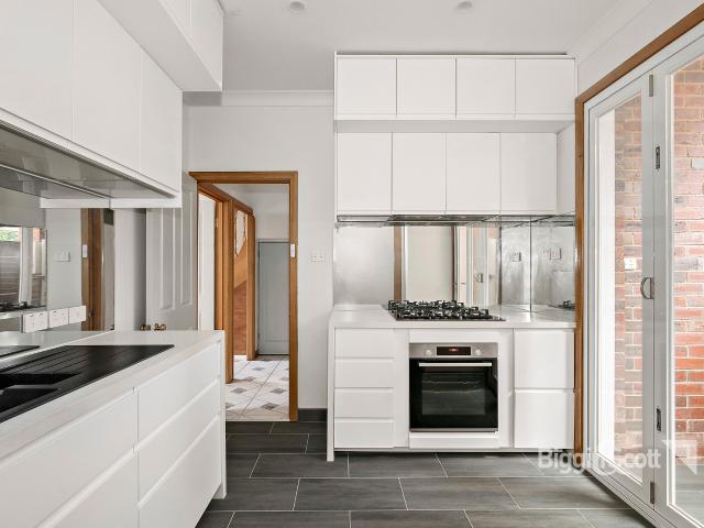 TOWNHOUSE LIVING IN THE HEART OF RICHMOND!