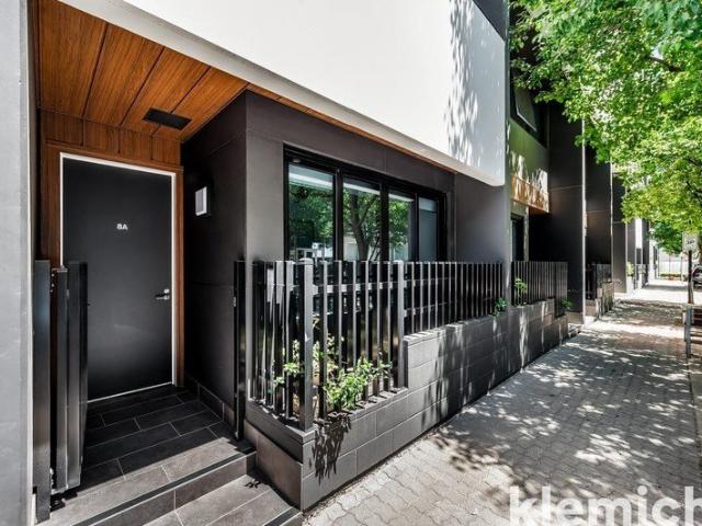 Townhouse living with an urban edge