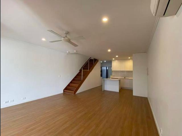Townhouse No. 39 – Prime Robina Location Beside Greenheart Park