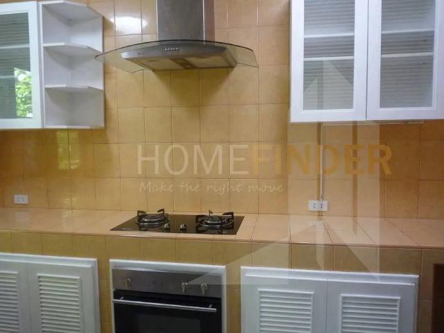 Townhouse Soi 31 Moo Bann Chicha Castle 3 bedrooms, for rent