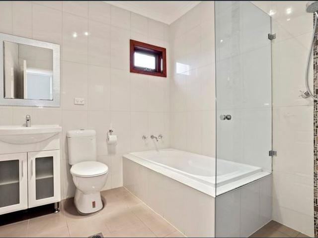 Townhouse SPACIOUS, CONVENIENT 4 5 bed, two family rooms