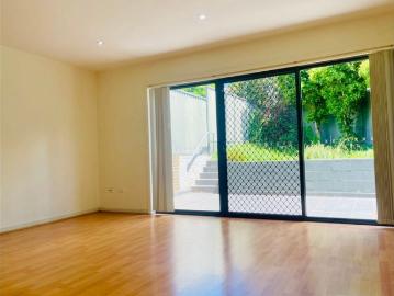 Townhouse Style Apartment with Nice and Easy care Courtyard