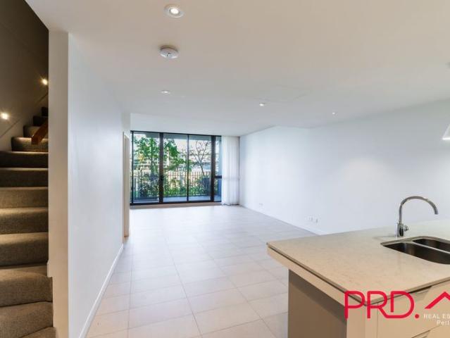 TOWNHOUSE STYLE LIVING WITH DIRECT OVAL ACCESS!
