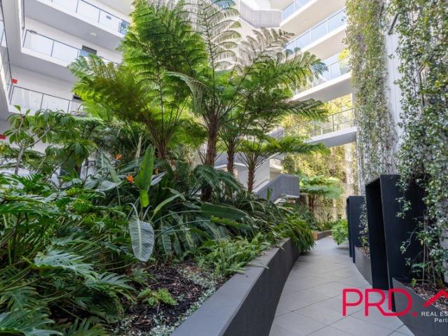 TOWNHOUSE STYLE LIVING WITH DIRECT OVAL ACCESS!