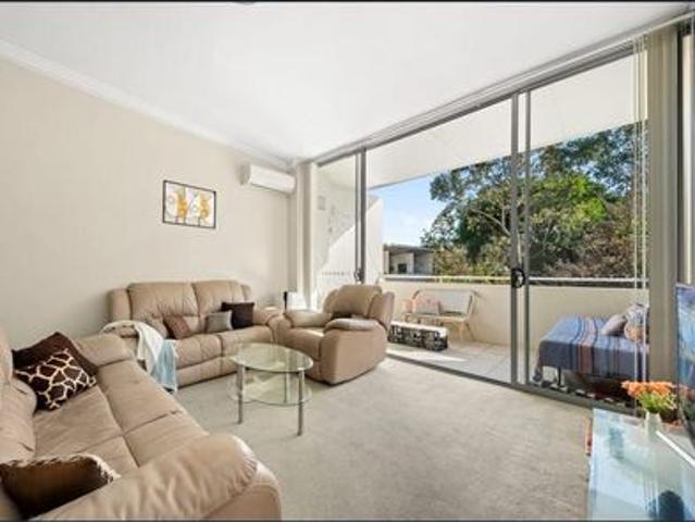 Townhouse Style living with walk to station
