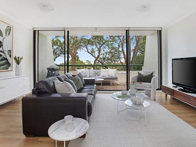 Townhouse style living 350m to Crows Nest Metro