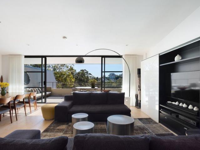 Townhouse Style Top Floor Apartment with Sun Filled North Aspect