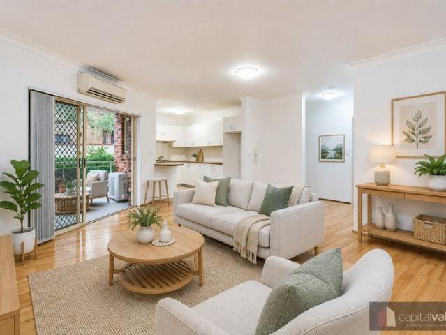 Townhouse style unit with massive courtyard