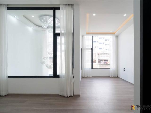 Townhouse Sukhumvit 15 near BTS asoke