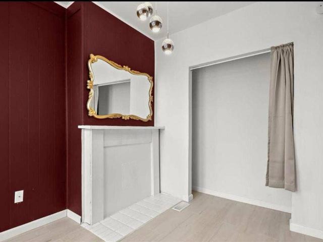 Townhouse Room