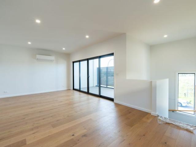 Townhouse | Walk to Mernda Station, Shops & Schools
