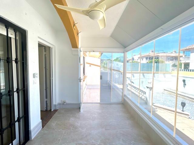 Townhouse with 3 bedrooms, private garden and solarium in Villamartin