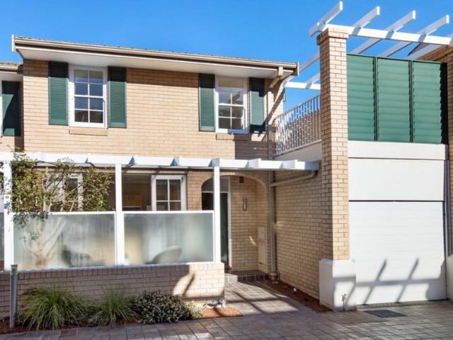 Townhouse with Three Outdoor Areas
