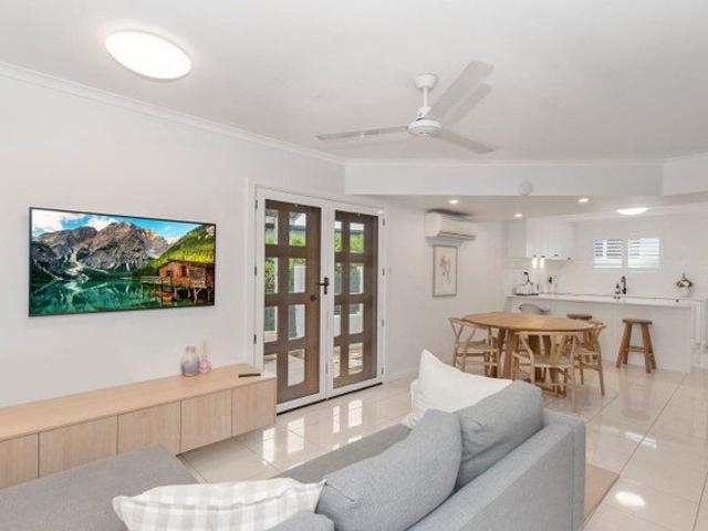 Townhouse with Castle Hill views